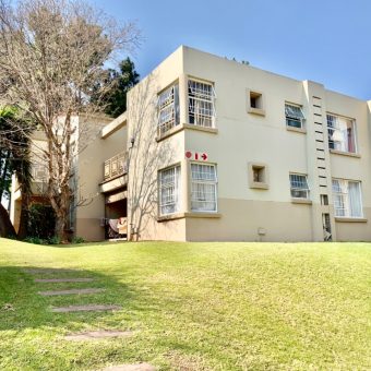 Stylish Ground Unit in Wilburwoods, Johannesburg: Modern Upgrades, Communal Amenities, and Convenient Location Await.
