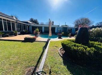 Family Home with Cottage & Pool in Primrose