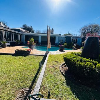 Family Home with Cottage & Pool in Primrose