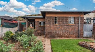 3-Bedroom Home with Income Potential – Prime Spot on Albertina Sisulu Road!