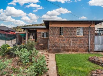 3-Bedroom Home with Income Potential – Prime Spot on Albertina Sisulu Road!