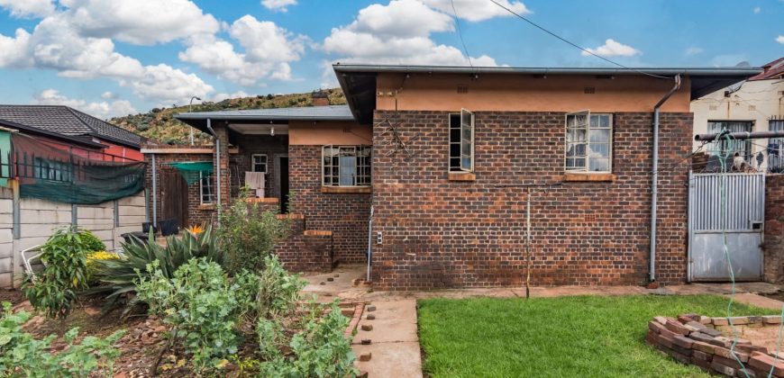 3-Bedroom Home with Income Potential – Prime Spot on Albertina Sisulu Road!