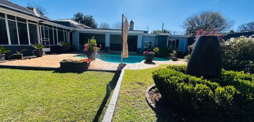 Family Home with Cottage & Pool in Primrose