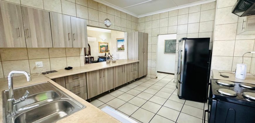 Family Home with Cottage & Pool in Primrose