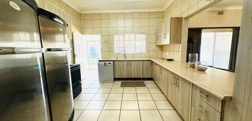 Family Home with Cottage & Pool in Primrose