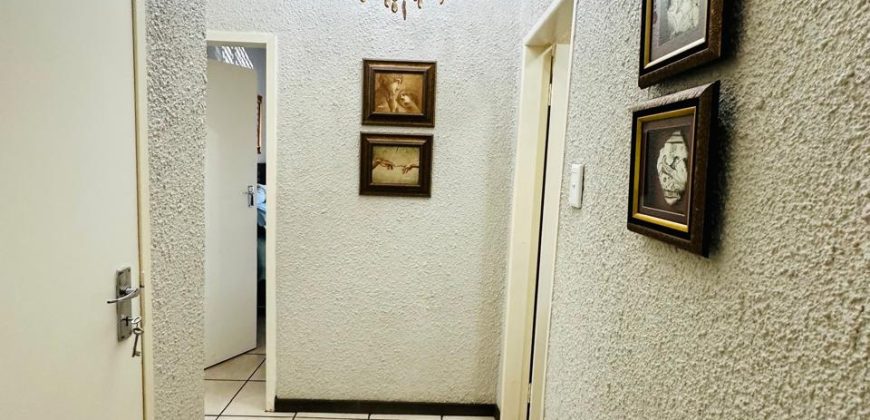 Family Home with Cottage & Pool in Primrose