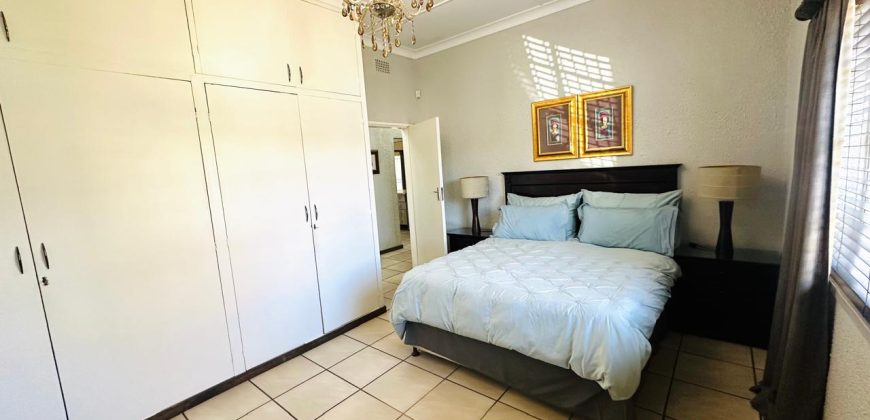 Family Home with Cottage & Pool in Primrose