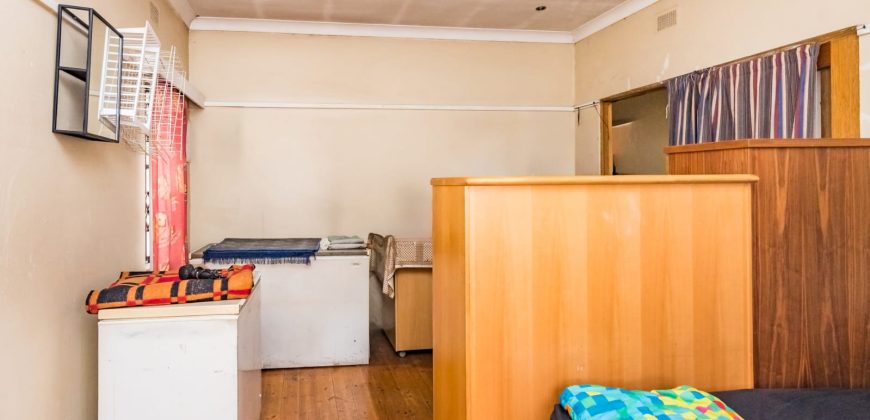 3-Bedroom Home with Income Potential – Prime Spot on Albertina Sisulu Road!