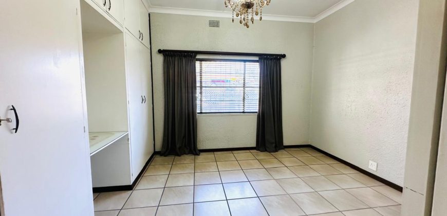Family Home with Cottage & Pool in Primrose