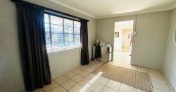 Family Home with Cottage & Pool in Primrose
