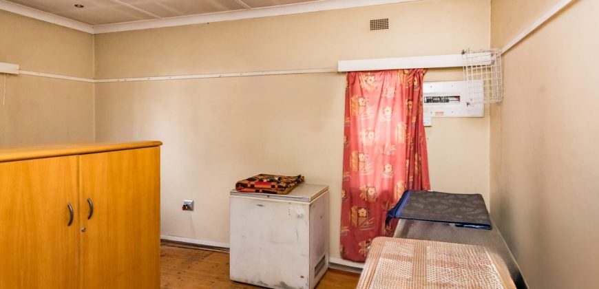 3-Bedroom Home with Income Potential – Prime Spot on Albertina Sisulu Road!