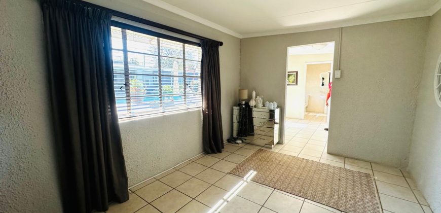 Family Home with Cottage & Pool in Primrose