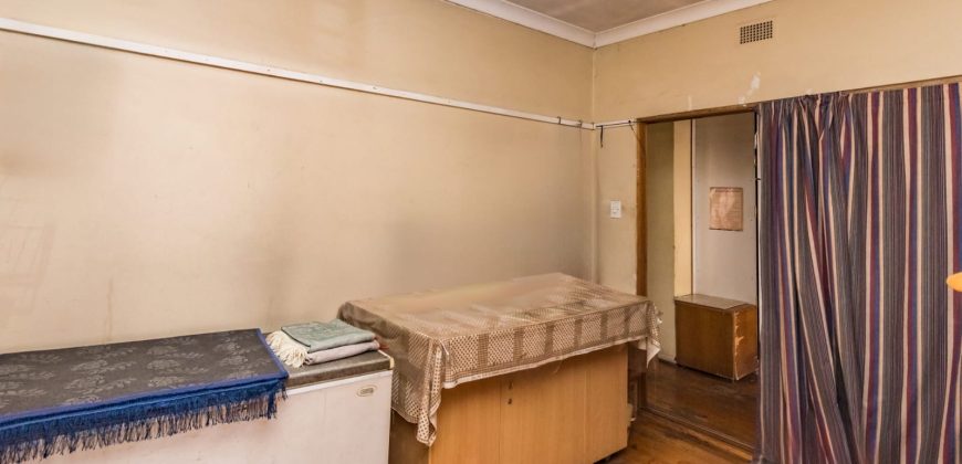3-Bedroom Home with Income Potential – Prime Spot on Albertina Sisulu Road!
