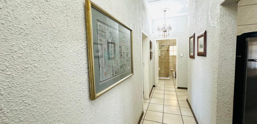Family Home with Cottage & Pool in Primrose