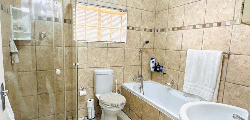 Family Home with Cottage & Pool in Primrose