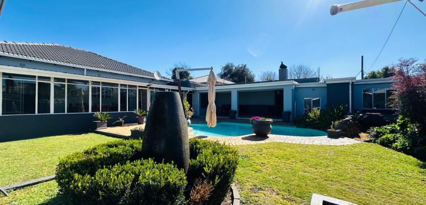 Family Home with Cottage & Pool in Primrose