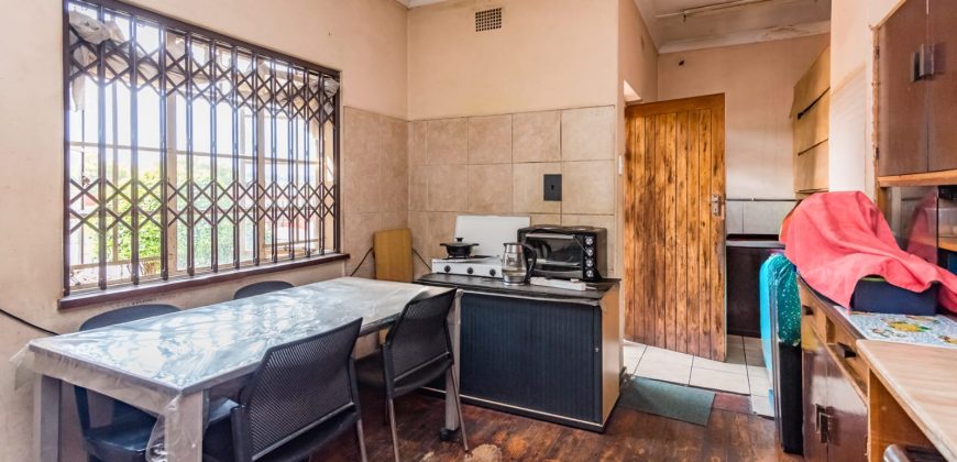 3-Bedroom Home with Income Potential – Prime Spot on Albertina Sisulu Road!