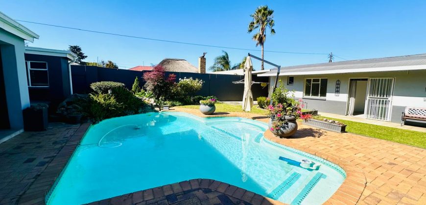 Family Home with Cottage & Pool in Primrose