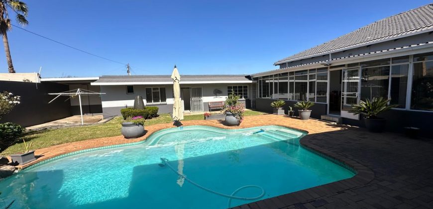 Family Home with Cottage & Pool in Primrose