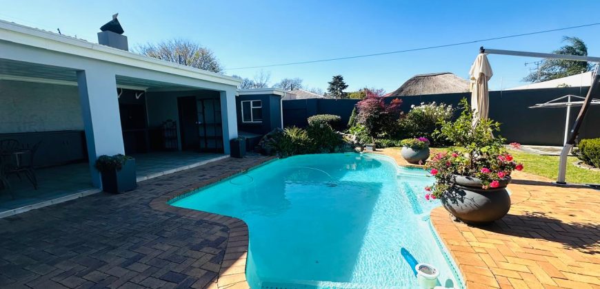 Family Home with Cottage & Pool in Primrose