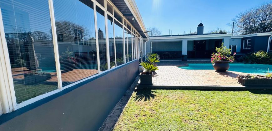 Family Home with Cottage & Pool in Primrose