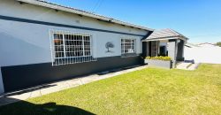 Family Home with Cottage & Pool in Primrose