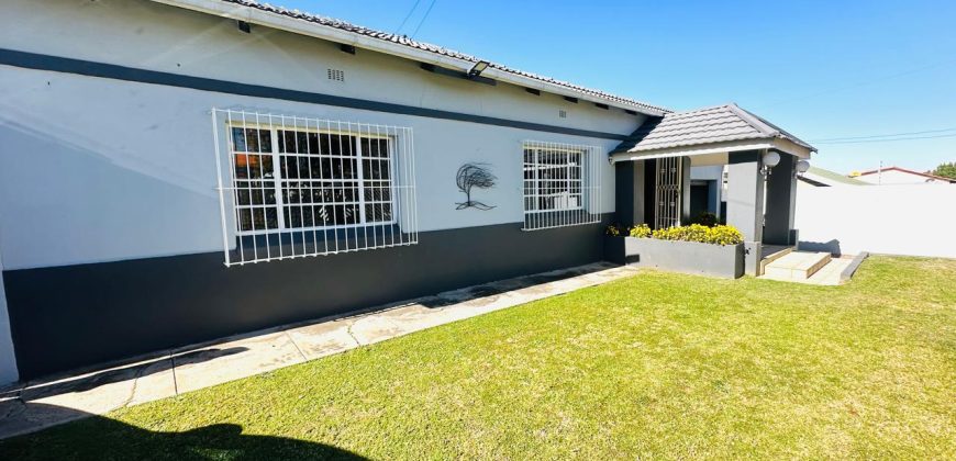 Family Home with Cottage & Pool in Primrose