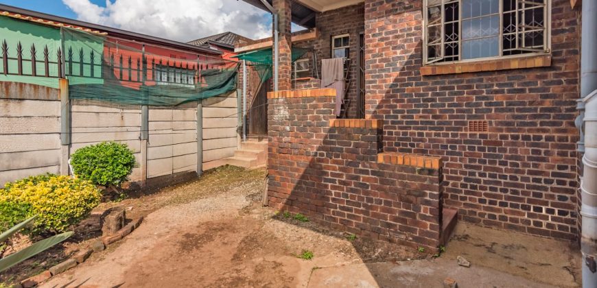 3-Bedroom Home with Income Potential – Prime Spot on Albertina Sisulu Road!