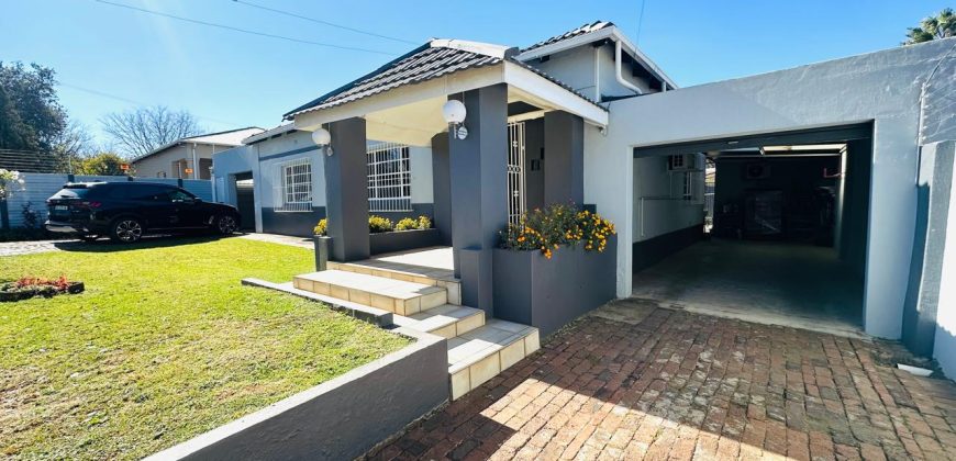 Family Home with Cottage & Pool in Primrose