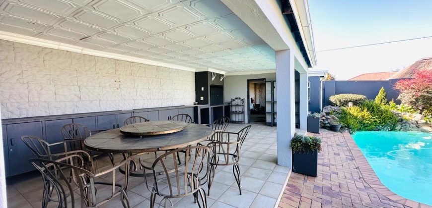 Family Home with Cottage & Pool in Primrose