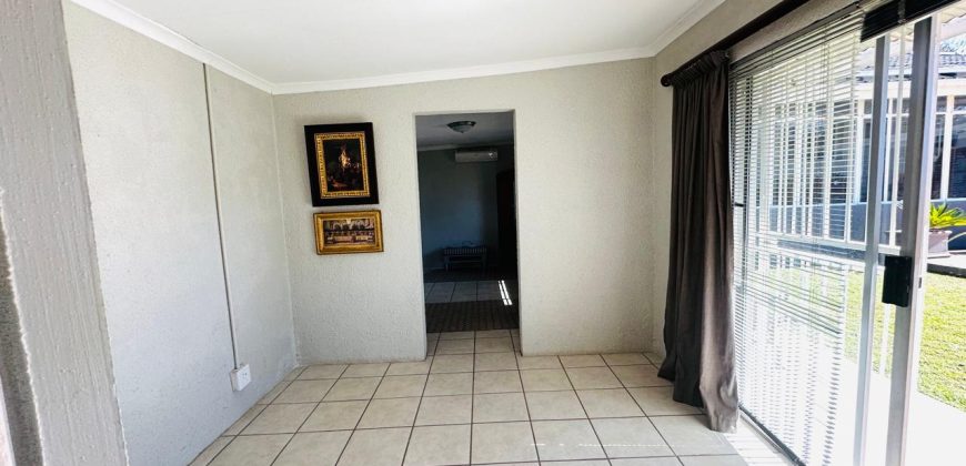 Family Home with Cottage & Pool in Primrose