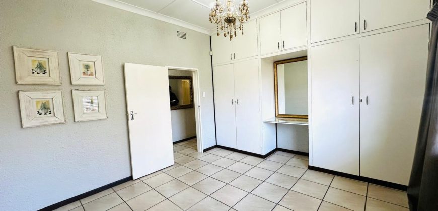 Family Home with Cottage & Pool in Primrose