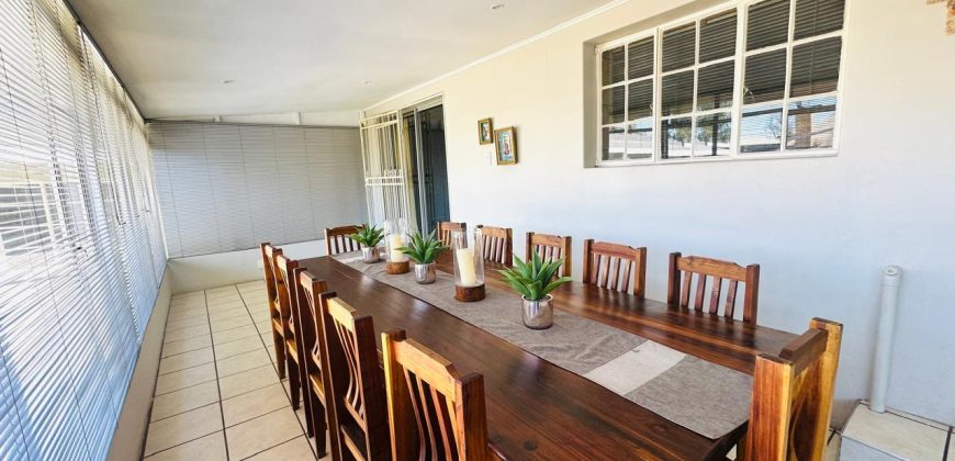 Family Home with Cottage & Pool in Primrose