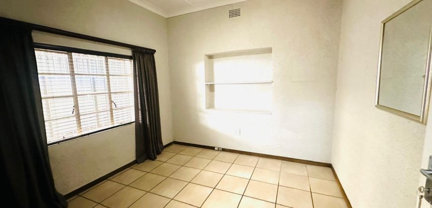 Family Home with Cottage & Pool in Primrose