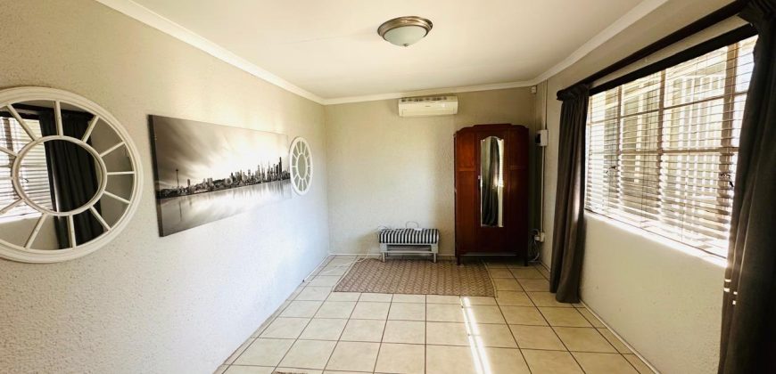 Family Home with Cottage & Pool in Primrose