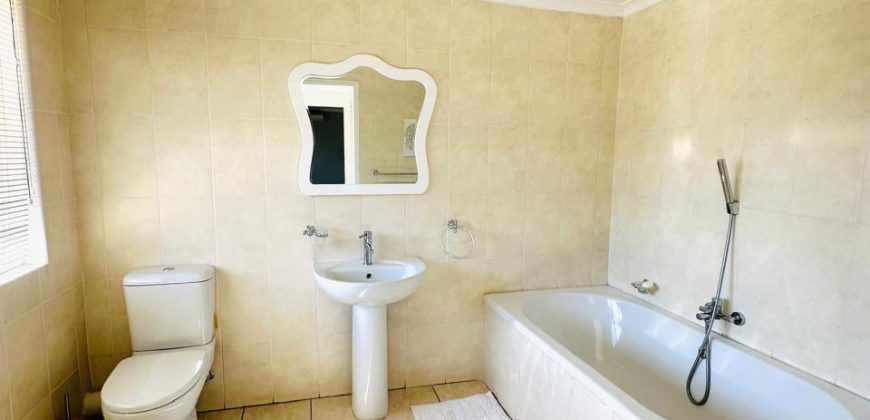 Family Home with Cottage & Pool in Primrose