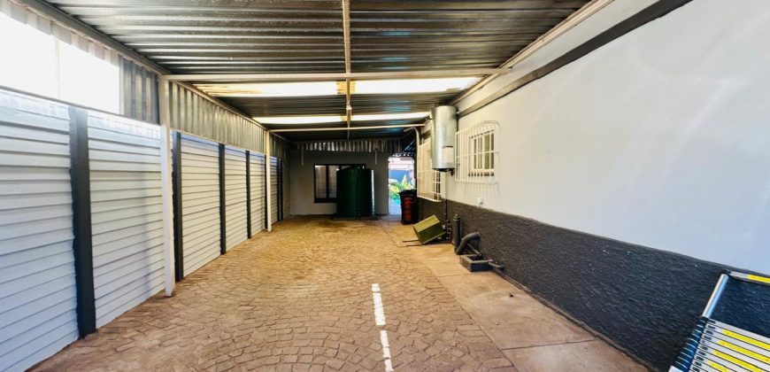 Family Home with Cottage & Pool in Primrose