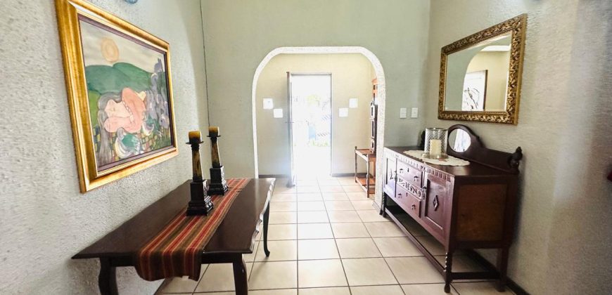 Family Home with Cottage & Pool in Primrose