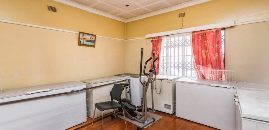 3-Bedroom Home with Income Potential – Prime Spot on Albertina Sisulu Road!