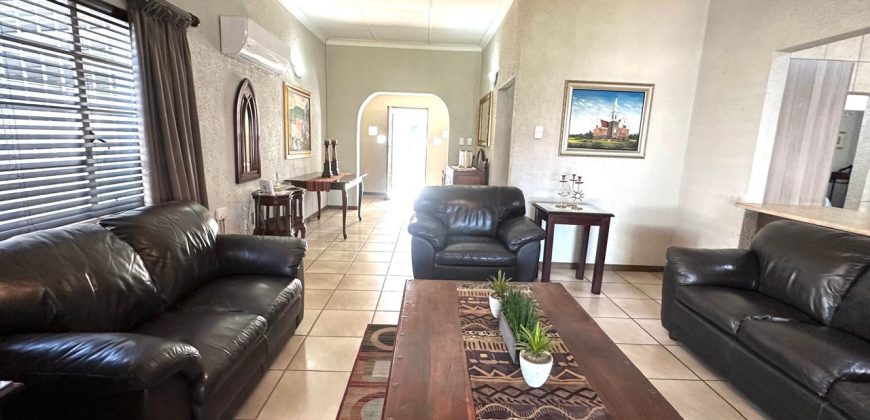 Family Home with Cottage & Pool in Primrose