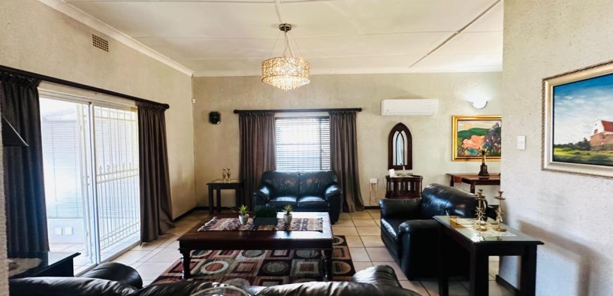 Family Home with Cottage & Pool in Primrose