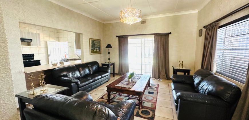 Family Home with Cottage & Pool in Primrose