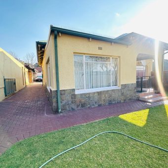 Ready to move in | 4 Bedrooms + 3 Cottages | Parking for 6+ | Walk to schools & shops | Recently Renovated