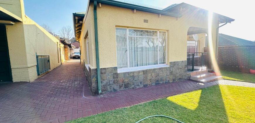 Ready to move in | 4 Bedrooms + 3 Cottages | Parking for 6+ | Walk to schools & shops | Recently Renovated