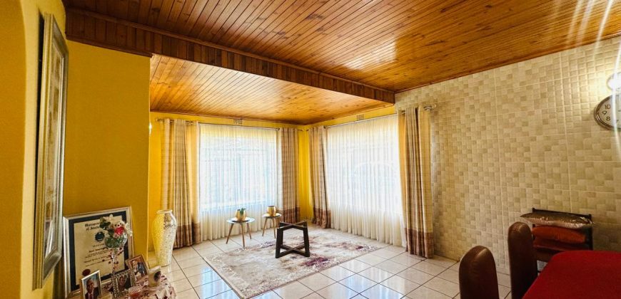 Ready to move in | 4 Bedrooms + 3 Cottages | Parking for 6+ | Walk to schools & shops | Recently Renovated