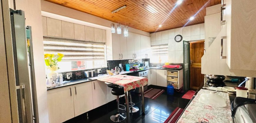 Ready to move in | 4 Bedrooms + 3 Cottages | Parking for 6+ | Walk to schools & shops | Recently Renovated