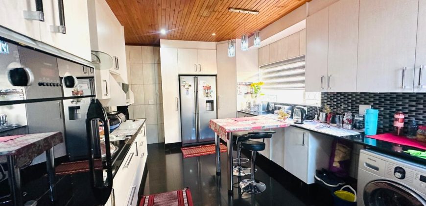 Ready to move in | 4 Bedrooms + 3 Cottages | Parking for 6+ | Walk to schools & shops | Recently Renovated
