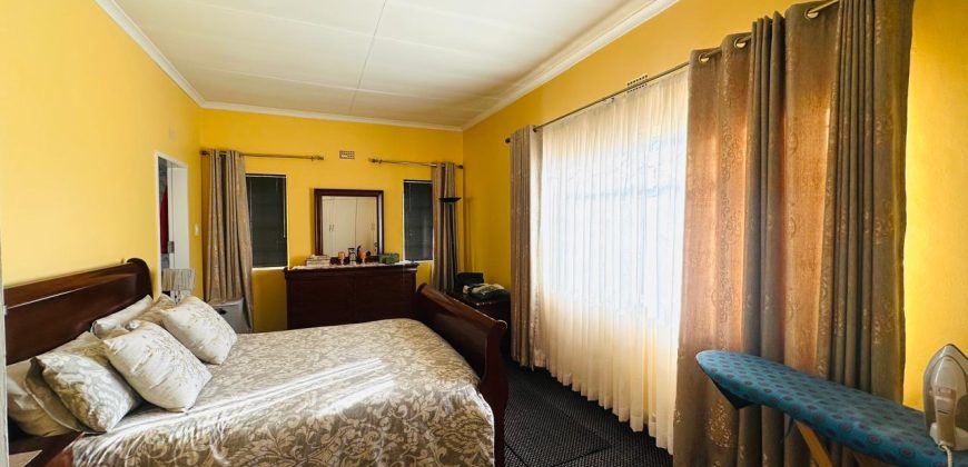 Ready to move in | 4 Bedrooms + 3 Cottages | Parking for 6+ | Walk to schools & shops | Recently Renovated